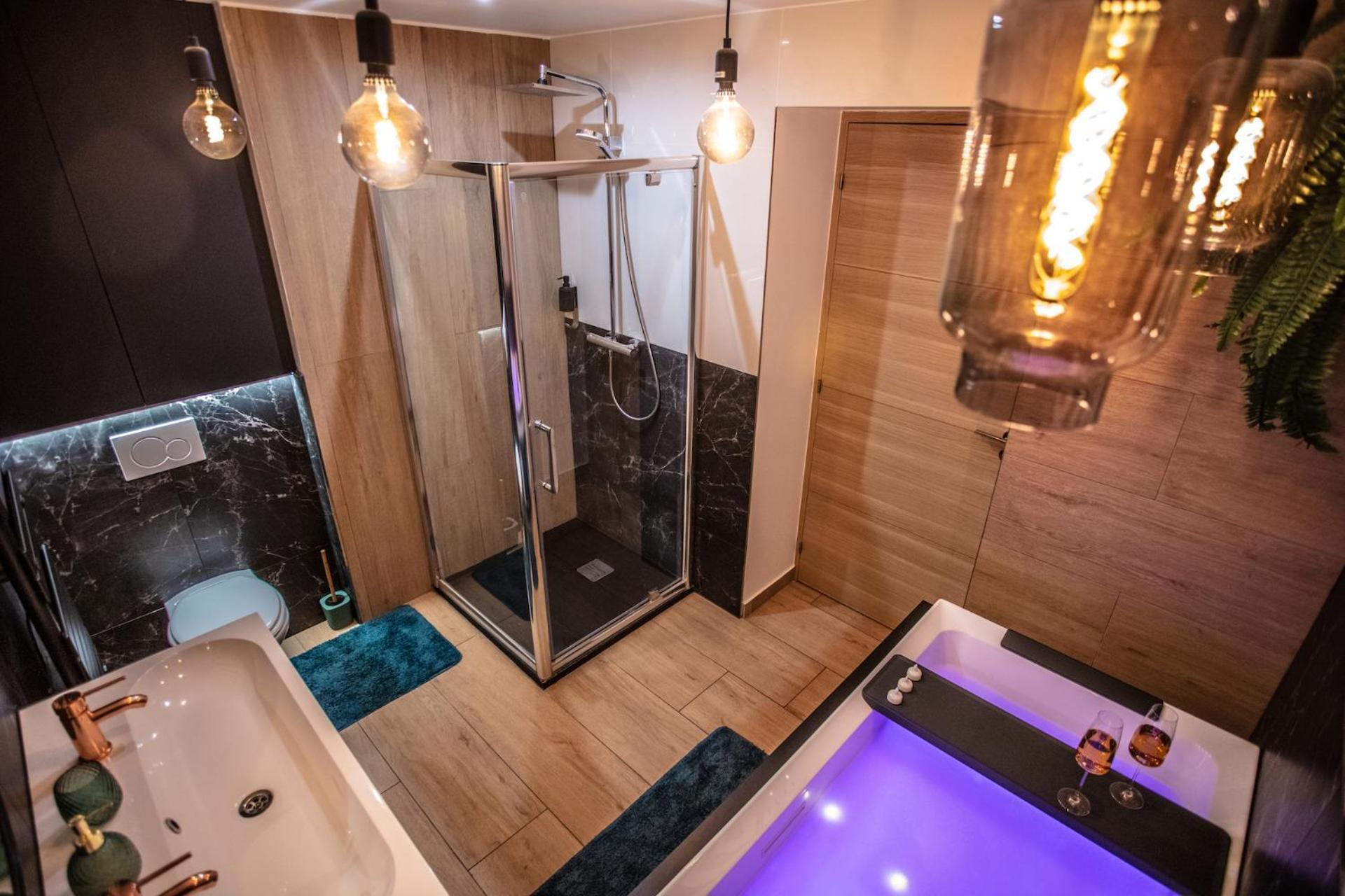 Tropical Jacuzzi Oasis - Terreaux Apartment *